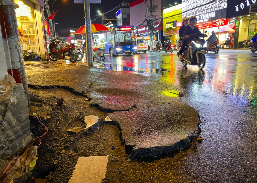 Part of the surface of Vo Van Ngan Street in Thu Duc City cracked severely after a heavy rain on May 15, 2024. Photo: Chau Tuan / Tuoi Tre