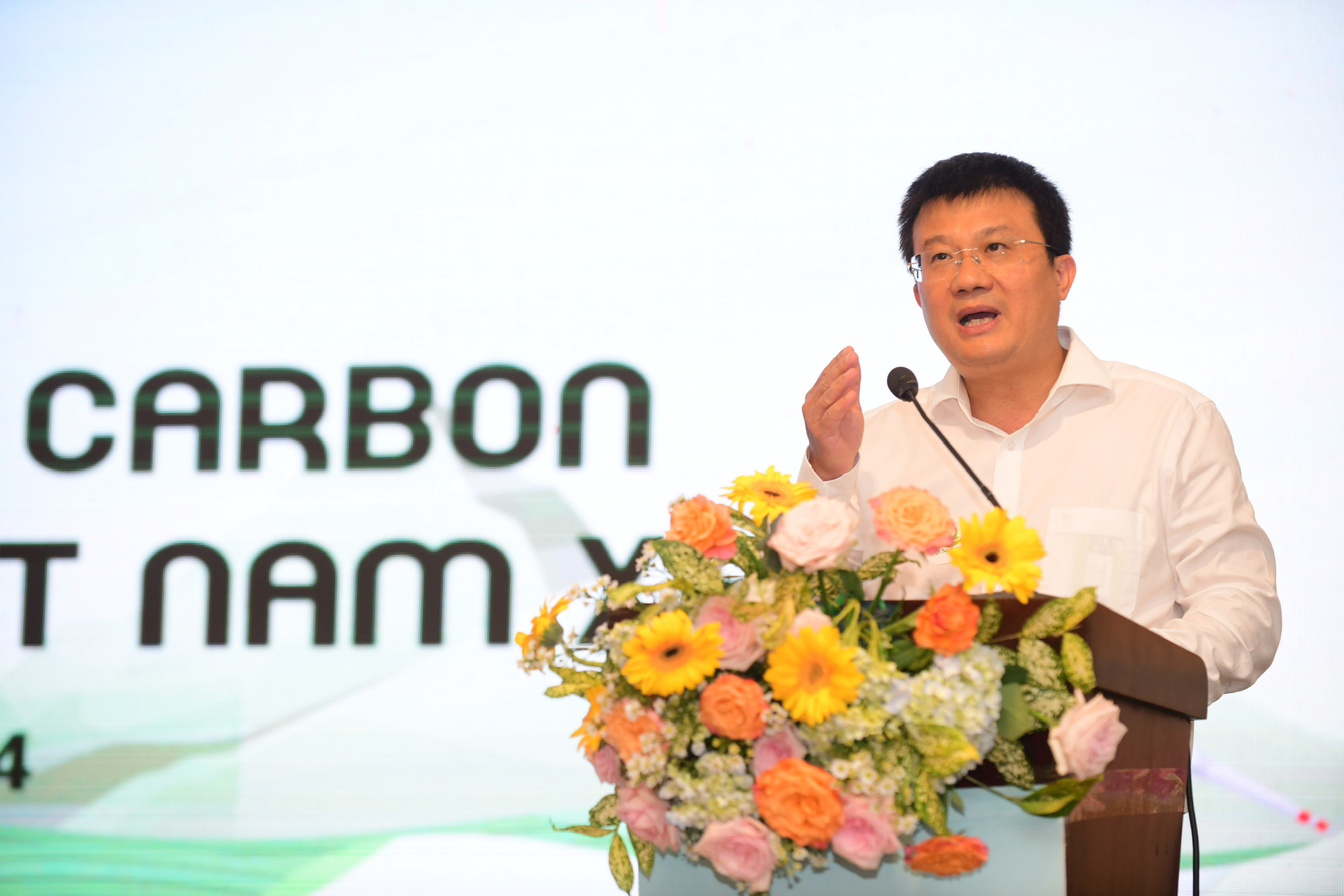 Nguyen Tuan Quang, deputy director of the Department of Climate Change at the Ministry of Natural Resources and Environment, speaks at the ‘Carbon Credit Market - A Driver for Building a Green Vietnam’ conference held in Ho Chi Minh City, April 20, 2024. Photo: Quang Dinh / Tuoi Tre