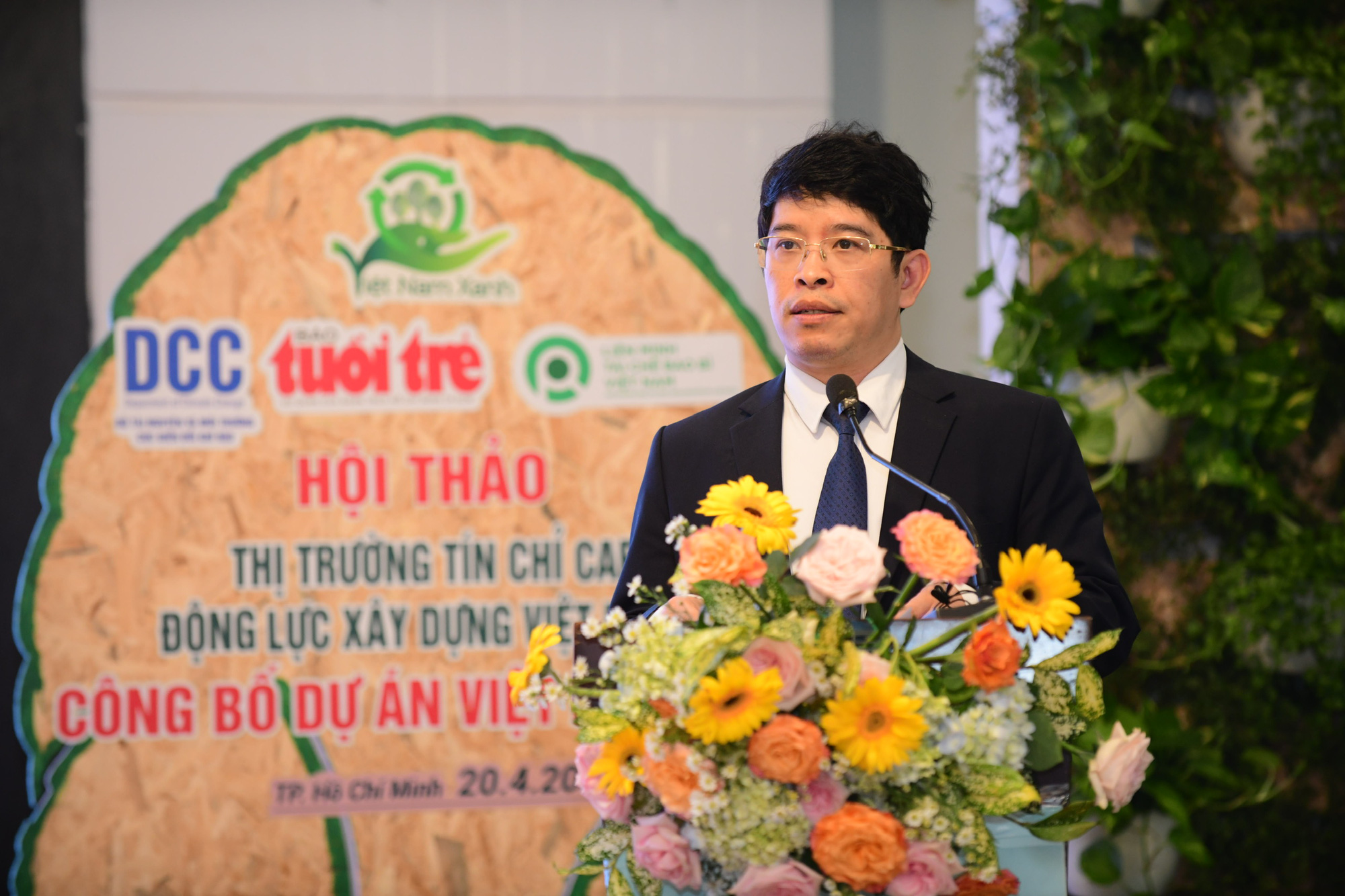 Assoc Prof. Dr. Nguyen Dinh Tho, director of the Institute of Strategy and Policy on Natural Resources and Environment, speaks at the ‘Carbon Credit Market - A Driver for Building a Green Vietnam’ conference held in Ho Chi Minh City, April 20, 2024. Photo: Quang Dinh / Tuoi Tre