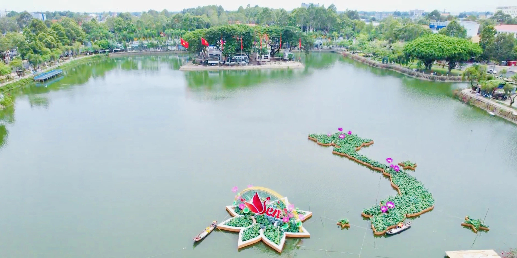A Vietnamese map made of 5,000 lotus pots in the Khong Tu Lake at the Van Mieu Park in Cao Lanh City, Dong Thap Province, southern Vietnam. Photo: Courtesy of organizer