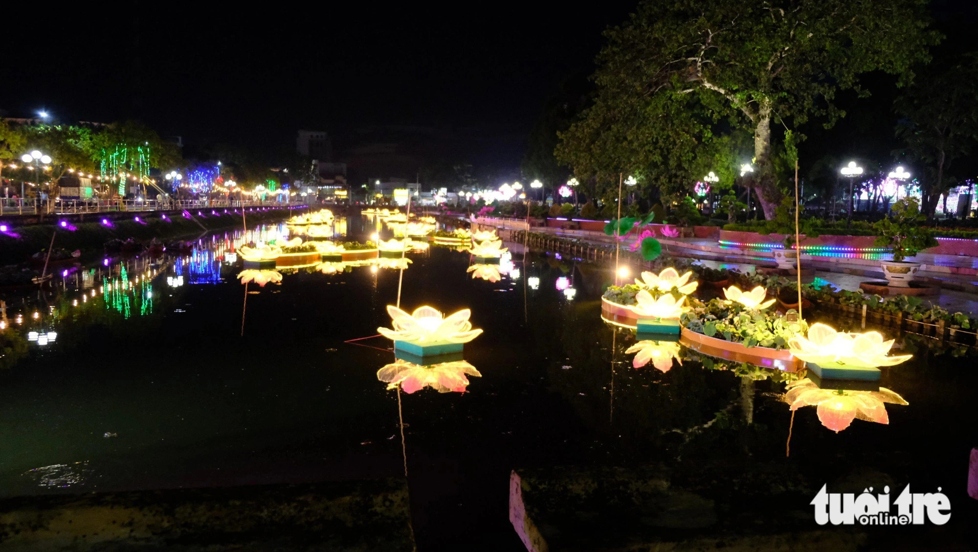 Lotus-shaped miniatures are seen floating in a river at the festival. Photo: Dang Tuyet / Tuoi Tre