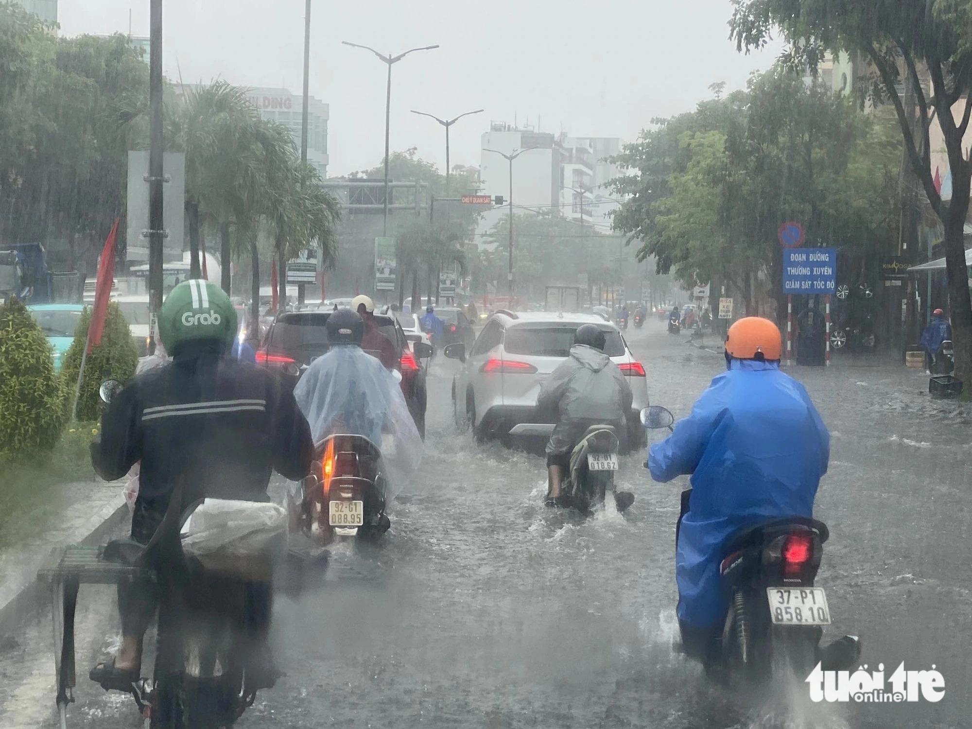 Motorists are seen traveling on the lane closest to the median strip on September 2 Street in Hai Chau District, Da Nang City, central Vietnam to avoid heavy flooding caused by hours-long rainfall on May 17, 2024. Photo: Tan Vu / Tuoi Tre