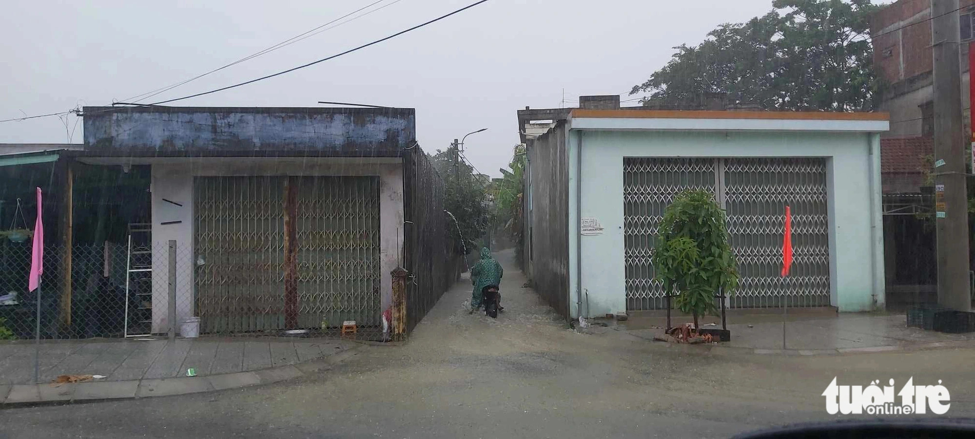 Rainwater flows from a hamlet to a main road in Hoa Lien Commune, Hoa Vang District, Da Nang City, central Vietnam, May 17, 2024. Photo: Doan Cuong / Tuoi Tre