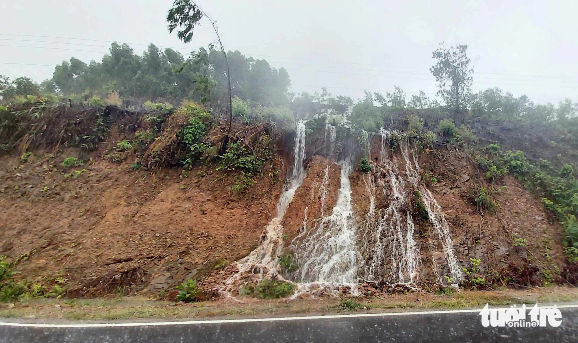 Rainwater flows down the hillside in Hoa Lien Commune, Hoa Vang District, Da Nang City, central Vietnam, May 17, 2024. Photo: Doan Cuong / Tuoi Tre