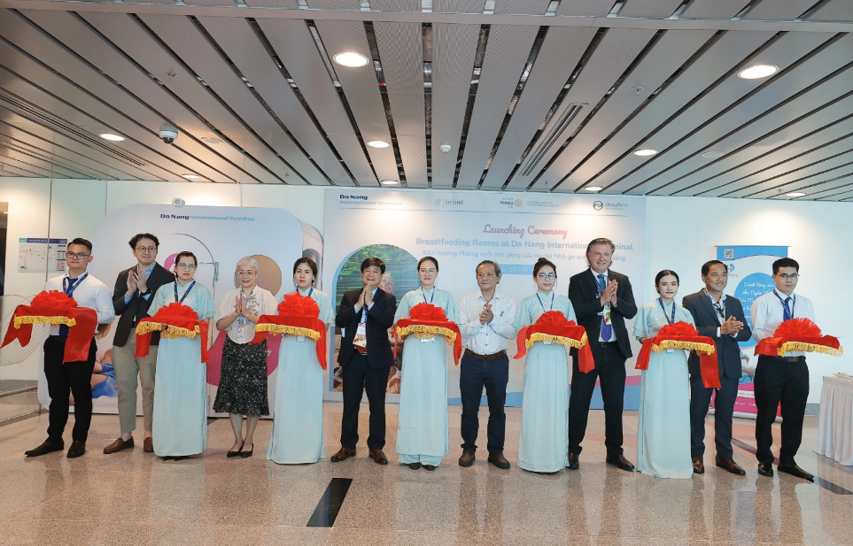Representatives cut a ribbon to inaugurate six breastfeeding rooms at Da Nang International Airport in central Vietnam. Photo: A.X