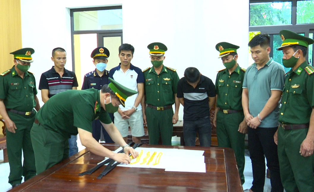 Four men arrested for transporting gold illegally from Laos to Vietnam. Photo: T.M.