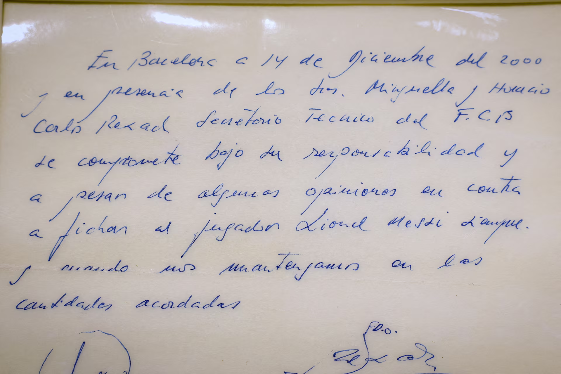 A napkin, written on by Barcelona's Sporting Director at that time Carles Rexach on December 14, 2000, promising a contract to secure 13-year-old Lionel Messi for FC Barcelona, is displayed at Bonhams Auctions in New York City, U.S., March 6, 2024. Photo: Reuters