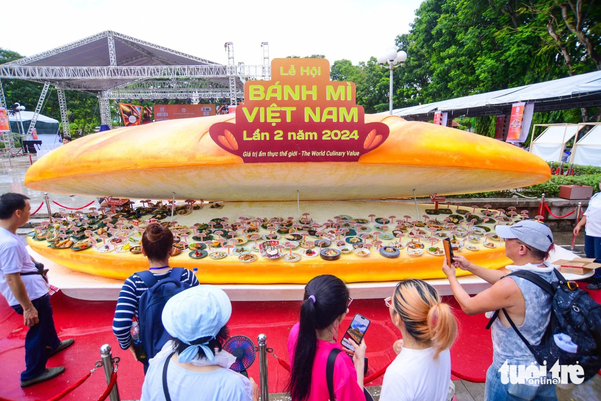 A display of a giant Vietnamese baguette with 150 types of fillings and side dishes attract both Vietnamese and foreign visitors at the Vietnam Banh Mi Festival at Le Van Tam Park in District 1, Ho Chi Minh City on May 17. Photo: Quang Dinh / Tuoi Tre