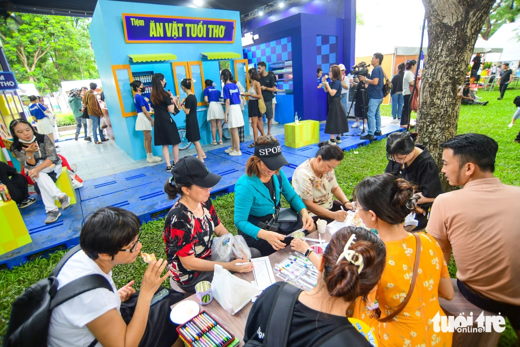 Visitors engage in folk games at the Vietnam Banh Mi Festival at Le Van Tam Park in District 1, Ho Chi Minh City on May 17. Photo: Quang Dinh / Tuoi Tre
