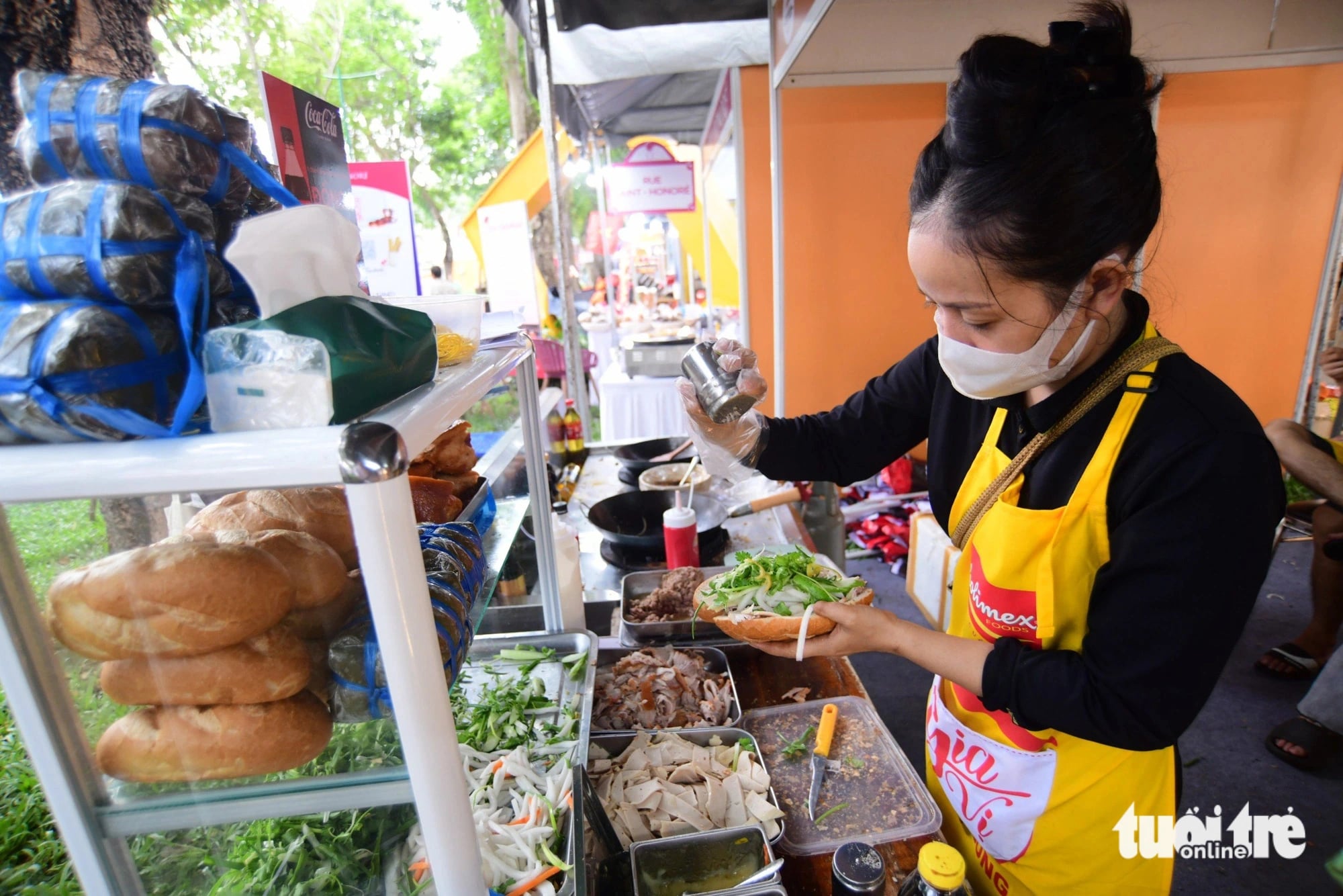 Staff is making ‘banh mi’ at a booth at the Vietnam Banh Mi Festival at Le Van Tam Park in District 1, Ho Chi Minh City on May 17. Photo: Quang Dinh / Tuoi Tre