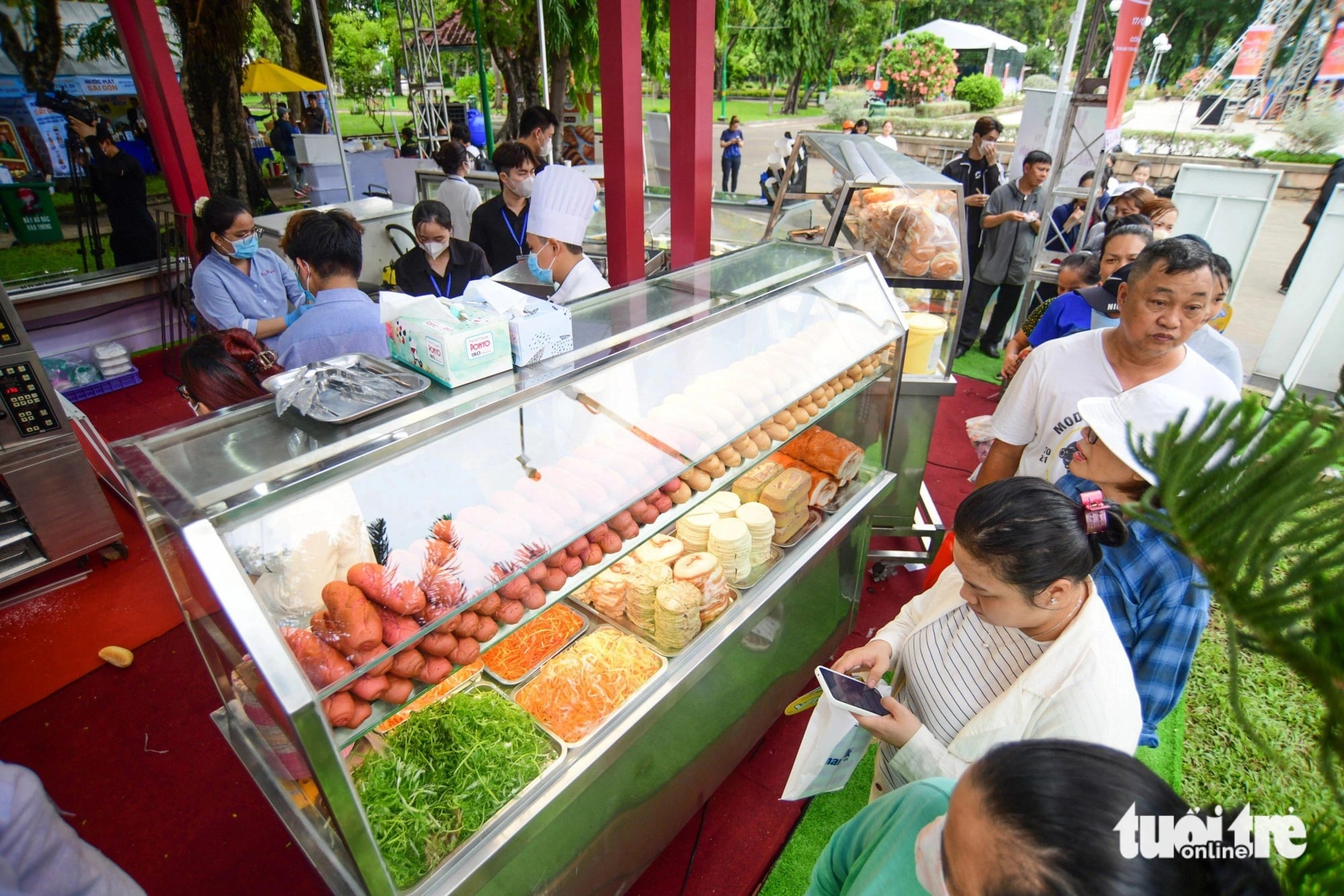 Visitors queue to sample free ‘banh mi' at the Vietnam Banh Mi Festival at Le Van Tam Park in District 1, Ho Chi Minh City on May 17. Photo: Quang Dinh / Tuoi Tre