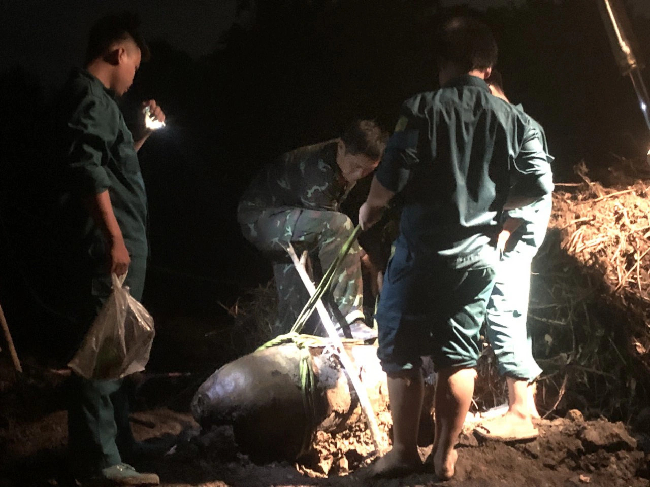 Ho Chi Minh City military forces defuse 350kg wartime bomb