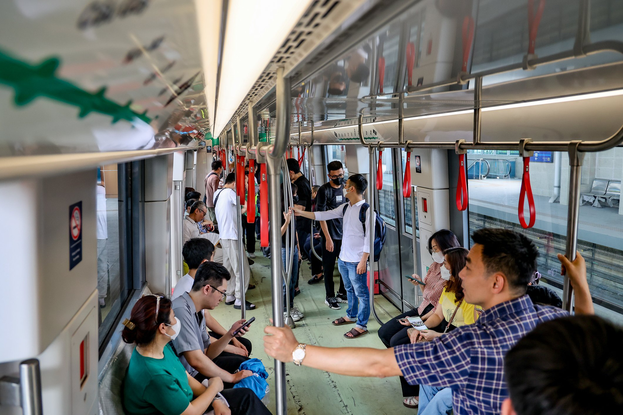 Volunteers participate in an emergency drill on the Nhon-Hanoi Station metro line, May 17, 2024. Photo: Hanoi Metropolitan Railway Management Board
