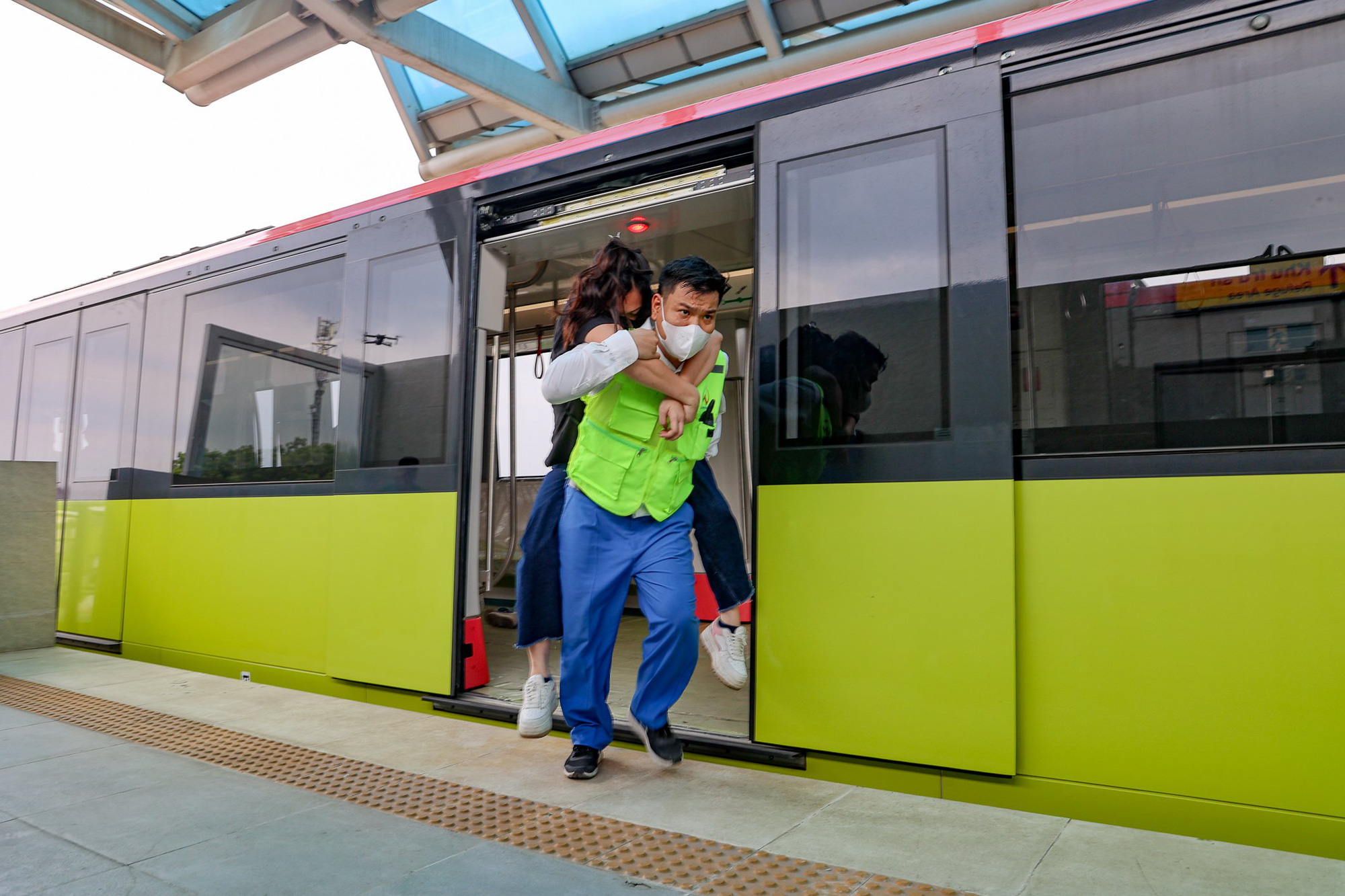 A staff member evacuates a victim during an emergency drill on the Nhon-Hanoi Station metro line, May 17, 2024. Photo: Hanoi Metropolitan Railway Management Board
