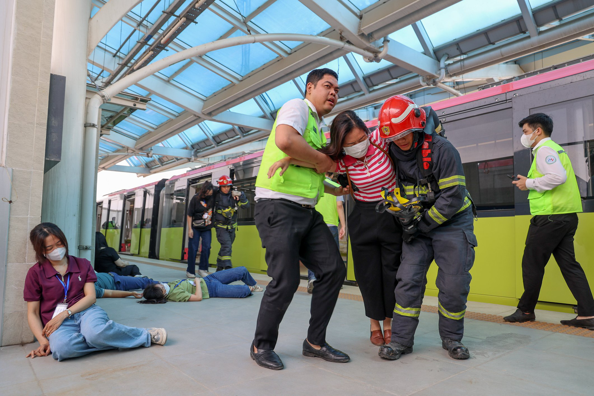 Rescuers evacuate a victim during an emergency drill on the Nhon-Hanoi Station metro line, May 17, 2024. Photo: Hanoi Metropolitan Railway Management Board