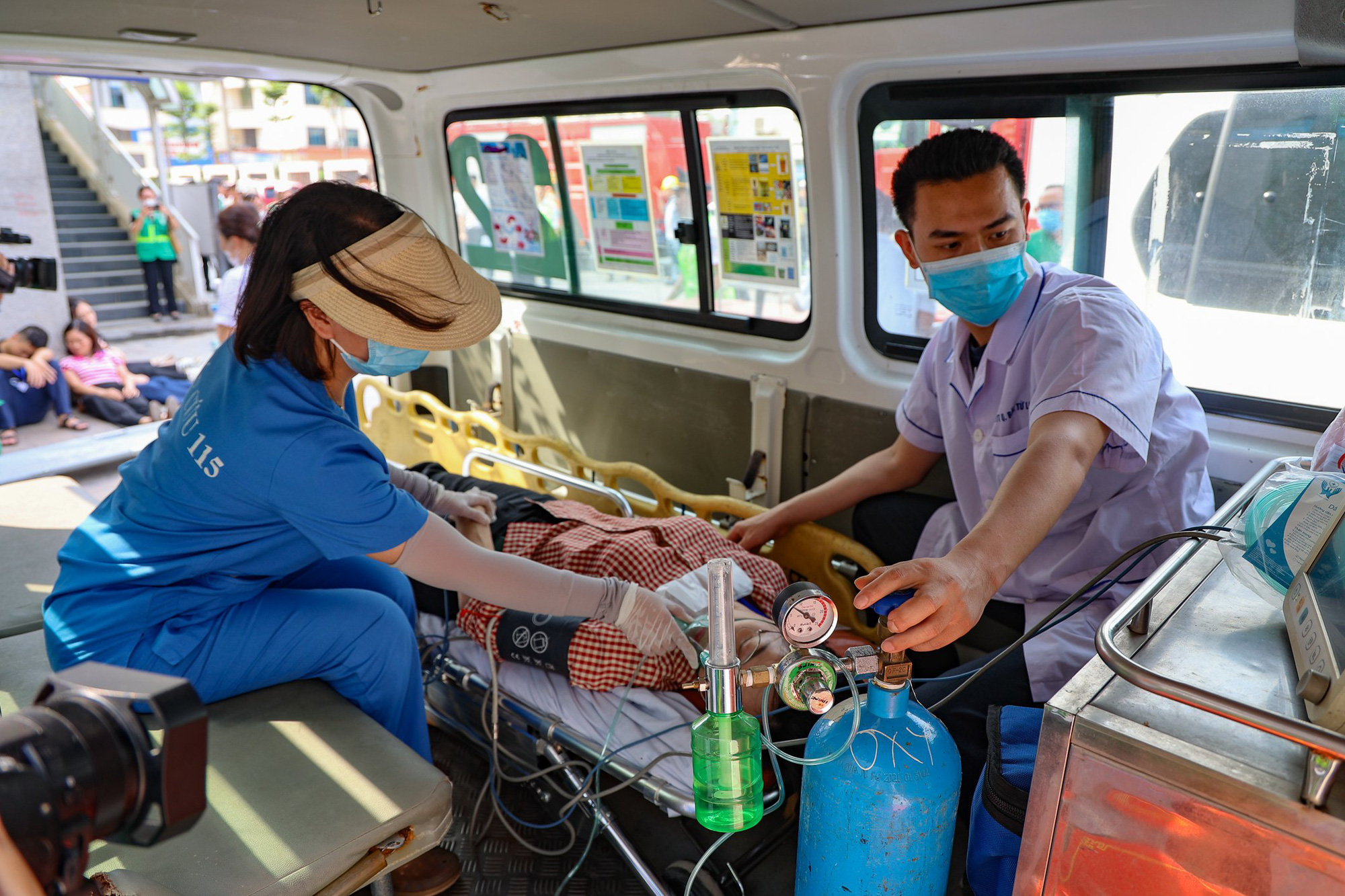 Medical staff give first aid to a victim during an emergency drill on the Nhon-Hanoi Station metro line, May 17, 2024. Photo: Hanoi Metropolitan Railway Management Board