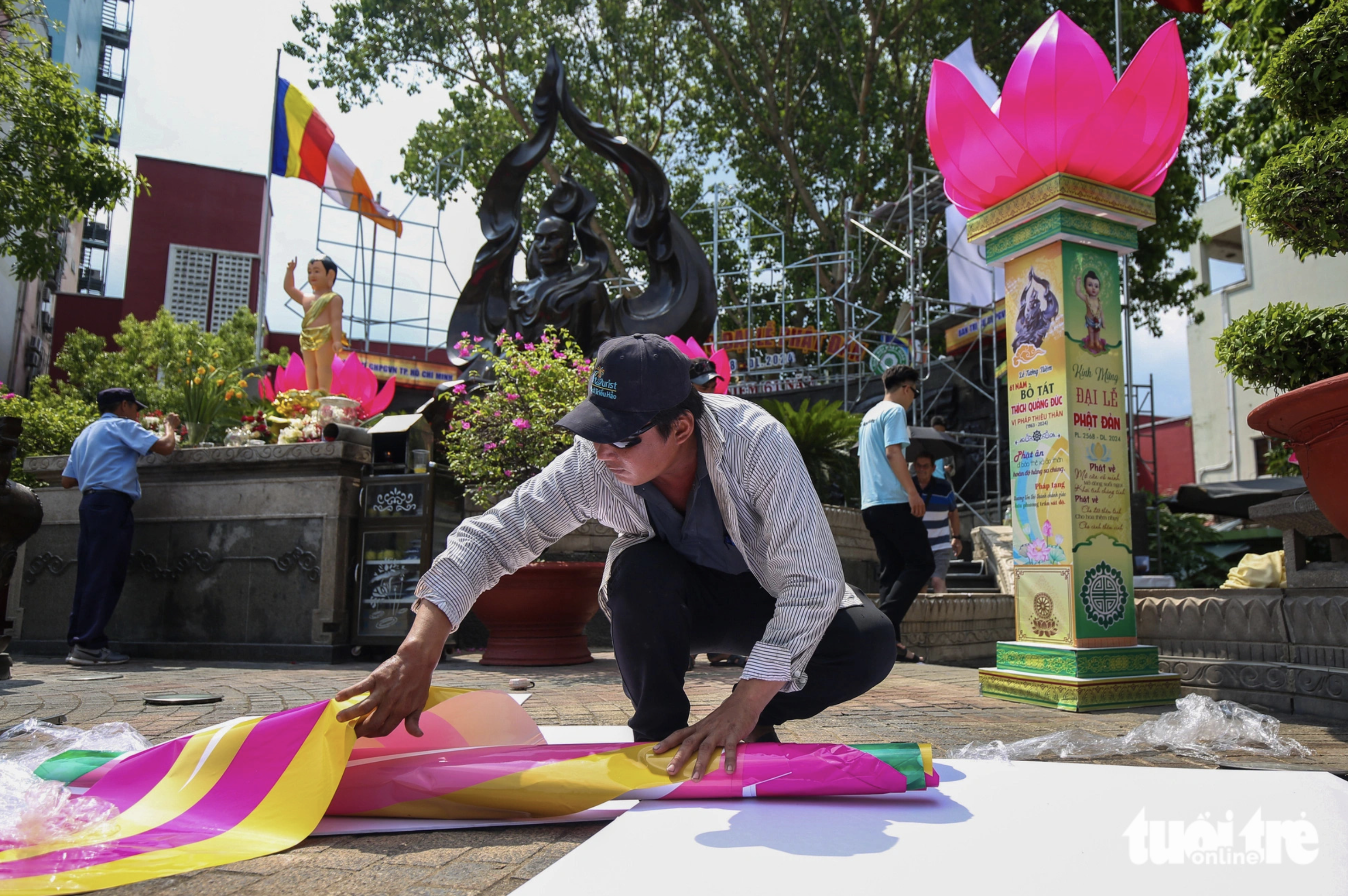 Many Buddhist followers join hands to decorate Phap Hoa Pagoda on May 18, 2024 for Buddha’s Birthday celebration. Photo: Phuong Quyen / Tuoi Tre