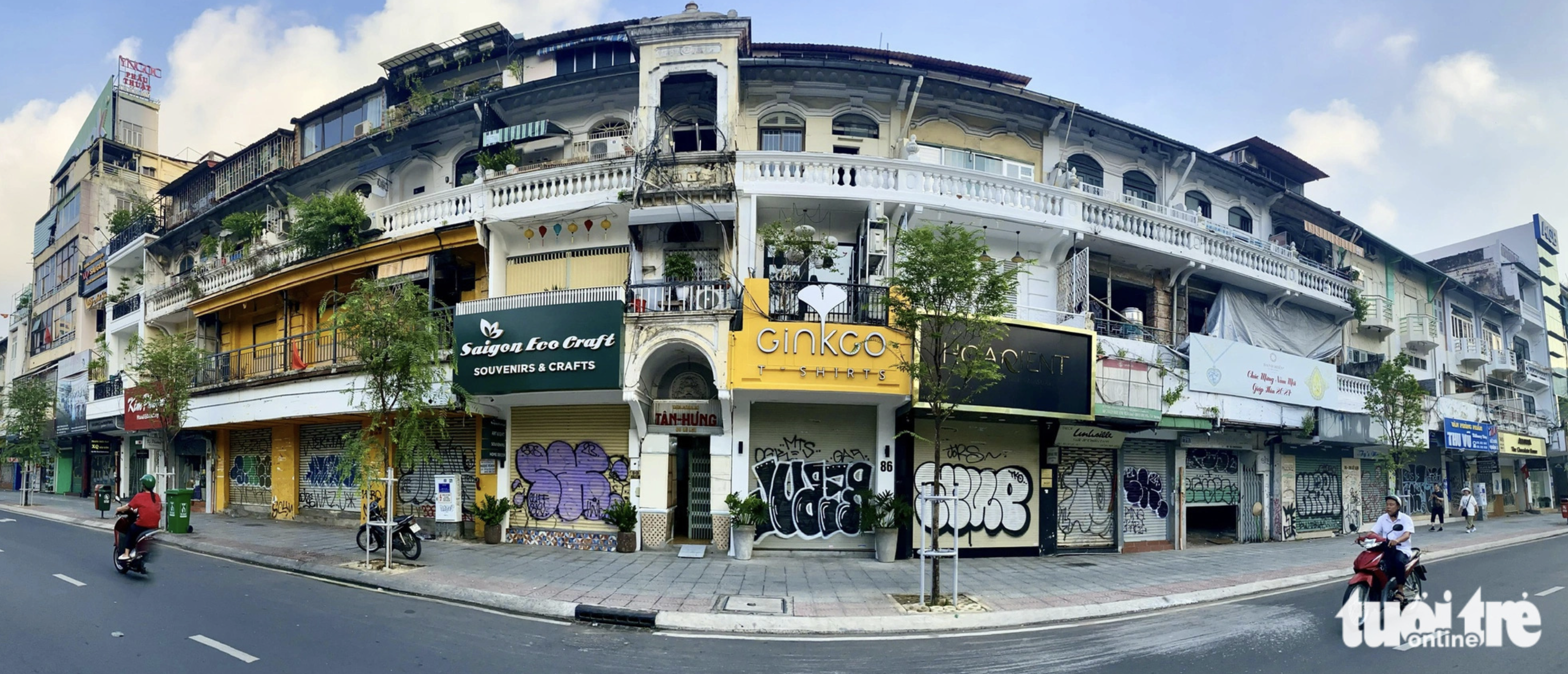 The facades of shops and houses along Le Loi Street in downtown Ho Chi Minh City are filled with graffiti and spray paint. The photo was taken on May 18, 2024. Photo: Tien Quoc / Tuoi Tre