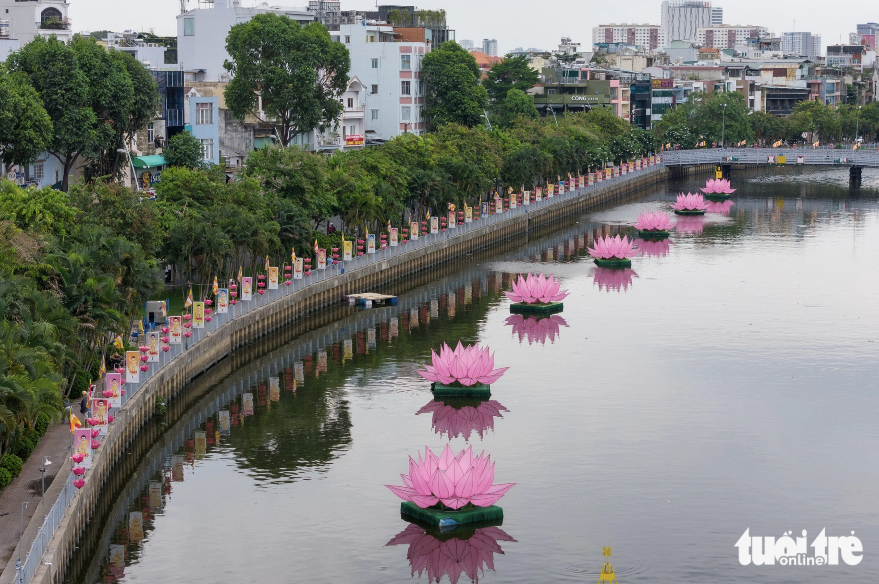 At 7:00 am on the fifth day of the lunar fourth month, or May 12, 2024, Quan Am Monastery releases seven lotus lanterns into Nhieu Loc - Thi Nghe Canal in Phu Nhuan  District. The seven lotuses represent seven steps forward when Buddha was born. Photo: Phuong Quyen / Tuoi Tre
