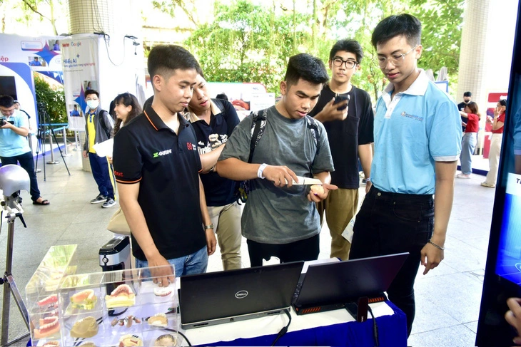 Nguyen Thanh Luan, a resident of Hoc Mon District in Ho Chi Minh City, tries using an AI product at the 'Understanding AI to Empower Your Career Capabilities' event in Ho Chi Minh City, May 10, 2024. Photo: T.T.D. / Tuoi Tre