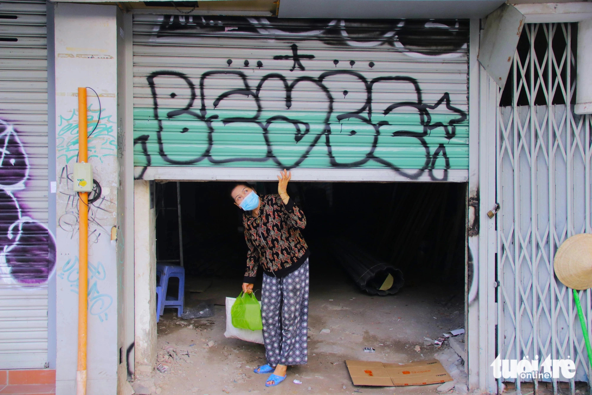 A homeowner on Le Loi Street in Ho Chi Minh City’s District 1 expressed her  displeasure at her house’s overhead door being vandalized with graffiti. Photo: Tien Quoc / Tuoi Tre