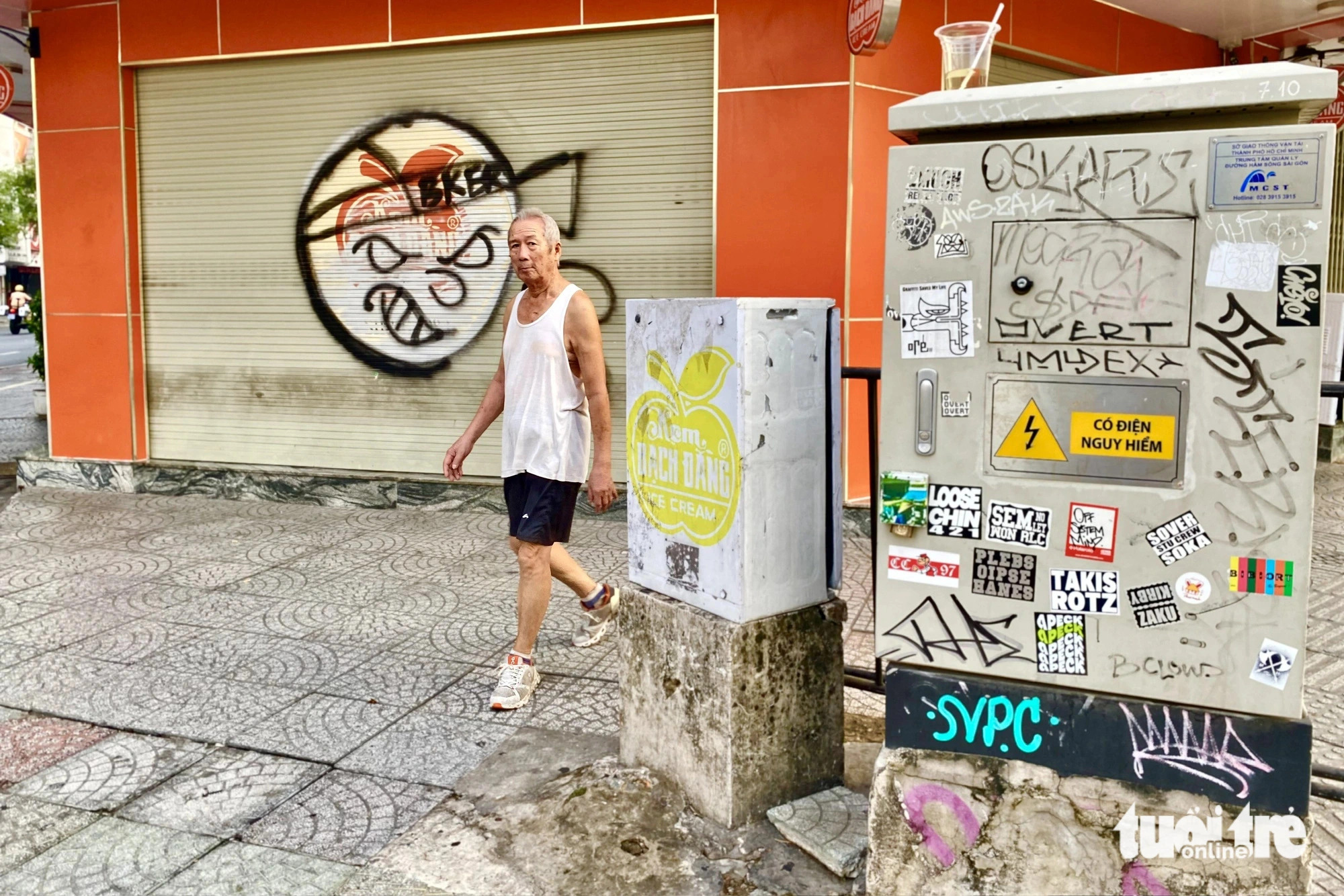 Aside from roll-up doors, plenty of walls, electricity transformer boxes, bus stations became victims of graffiti vandals. Photo: Tien Quoc / Tuoi Tre