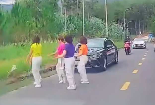 Traffic delayed as 5 women dance on Da Lat road