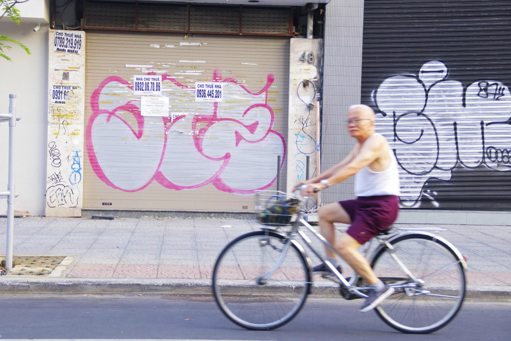 Graffiti of various colors and shapes are rampant along Le Loi Street. Photo: Tien Quoc / Tuoi Tre