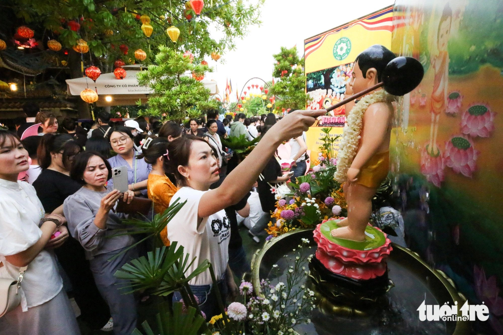 A large number of people flock to Phap Hoa Pagoda since 5:00 pm on May 19, 2024 to take part in bathing Buddha statues. Photo: Phuong Quyen / Tuoi Tre