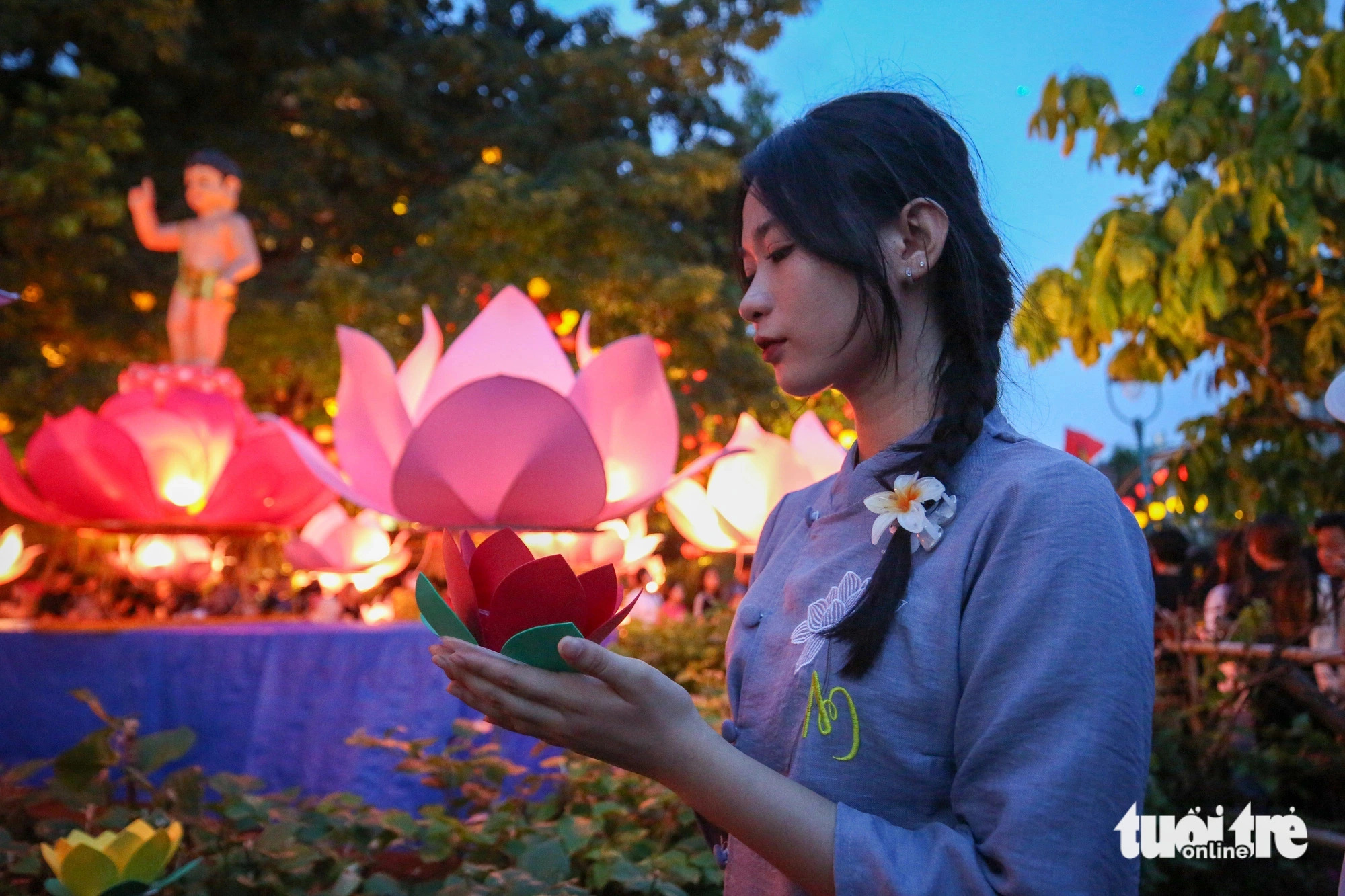 The lantern floating ceremony takes place annually in celebration of Vesak Day to pray for the peace and prosperity of the country and its people. Photo: Phuong Quyen / Tuoi Tre