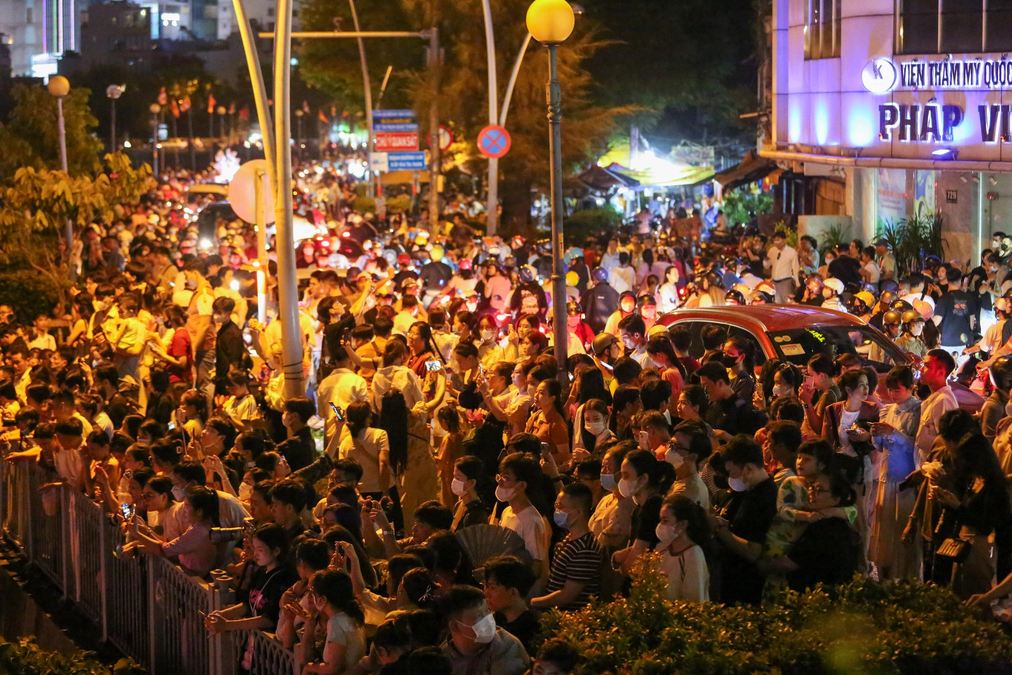 Lots of residents gather along the Le Van Sy Bridge, Truong Sa Street, Hoang Sa Street to take part in the lantern floating ceremony held in District 3, Ho Chi Minh City on May 19, 2024. Photo: Phuong Quyen / Tuoi Tre