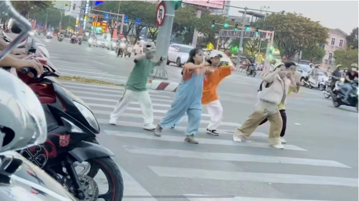 5 children dance while crossing street in Da Nang