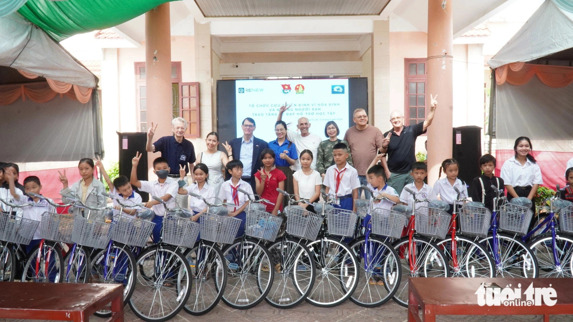 US veterans present new bikes to disadvantaged schoolchildren in Vietnam’s Quang Tri