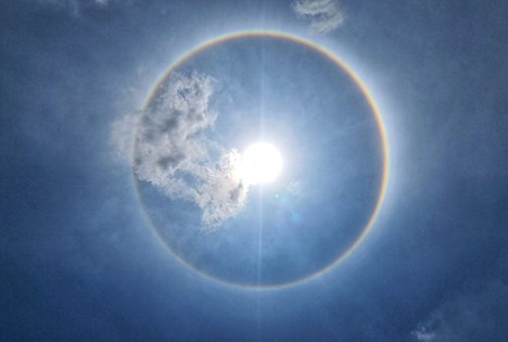 It looks like a rainbow ring surrounding the sun. Photo: Tien Thang / Tuoi Tre