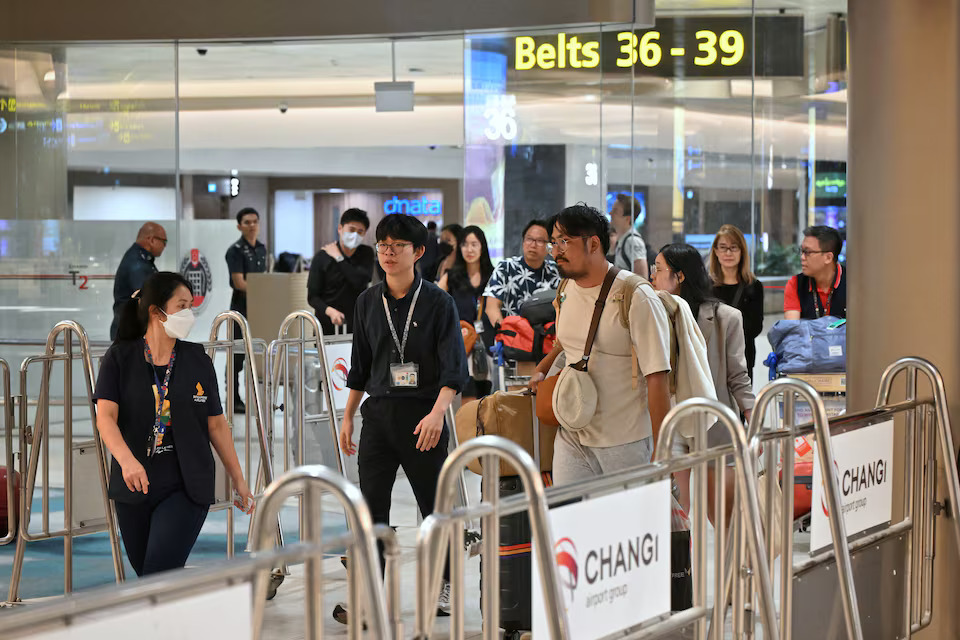 Passengers who were on board the flight SQ321 from London, that experienced severe turbulence that resulted in one fatality and several injuries and made an emergency landing at Suvarnabhumi Airport in Bangkok, arrive at Changi Airport in Singapore May 22, 2024. Photo: Reuters