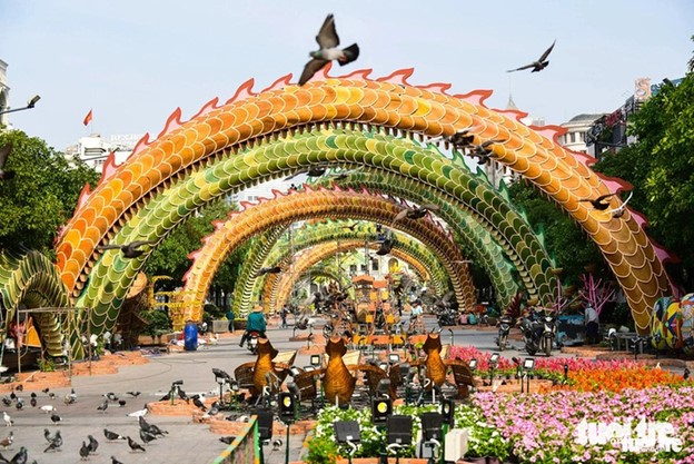 The winding dragon mascots spanning over 100 meters were a highlight of Nguyen Hue Flower Street in Ho Chi Minh City during the 2024 Tet holiday. Photo: Quang Dinh / Tuoi Tre