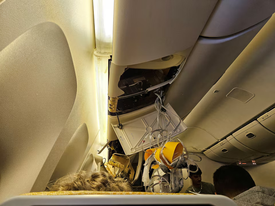 [4/9]The interior of Singapore Airline flight SQ321 is pictured after an emergency landing at Bangkok's Suvarnabhumi International Airport, in Bangkok, Thailand May 21, 2024. Photo: Reuters
