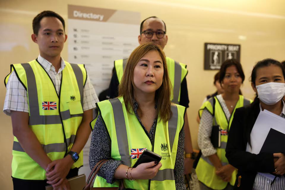 [6/9]Representatives of the British embassy stand with a hospital staff as they visit the Samitivej Hospital where injured passengers and crew of Singapore Airlines flight SQ321 have been transferred following an emergency landing, in Bangkok Thailand, May 22, 2024. Photo: Reuters