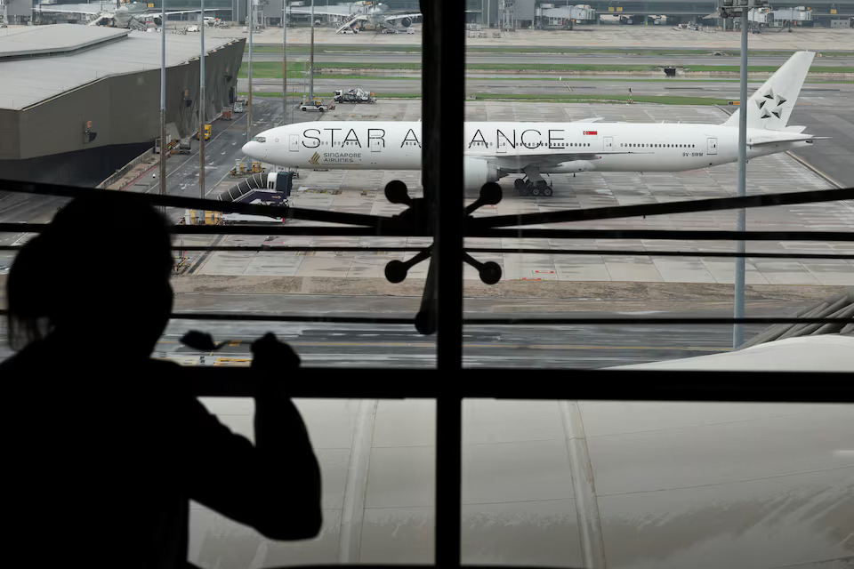 [7/9]A woman eats as the Singapore Airlines aircraft for flight SQ321 is parked on the tarmac after an emergency landing at Suvarnabhumi International Airport, in Bangkok, Thailand, May 22, 2024. Photo: Reuters