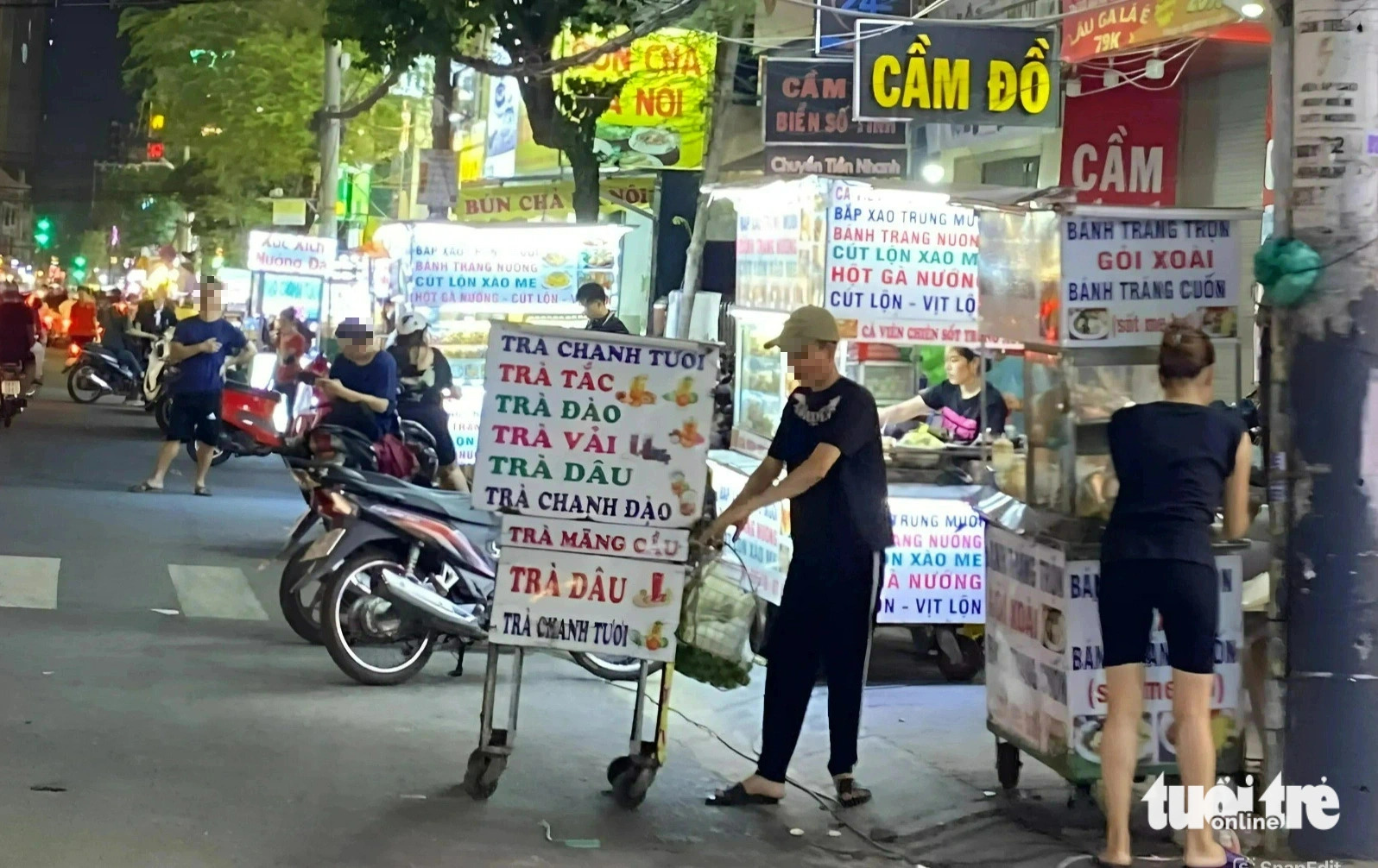 Over 80 street food carts encroach on Ho Chi Minh City street