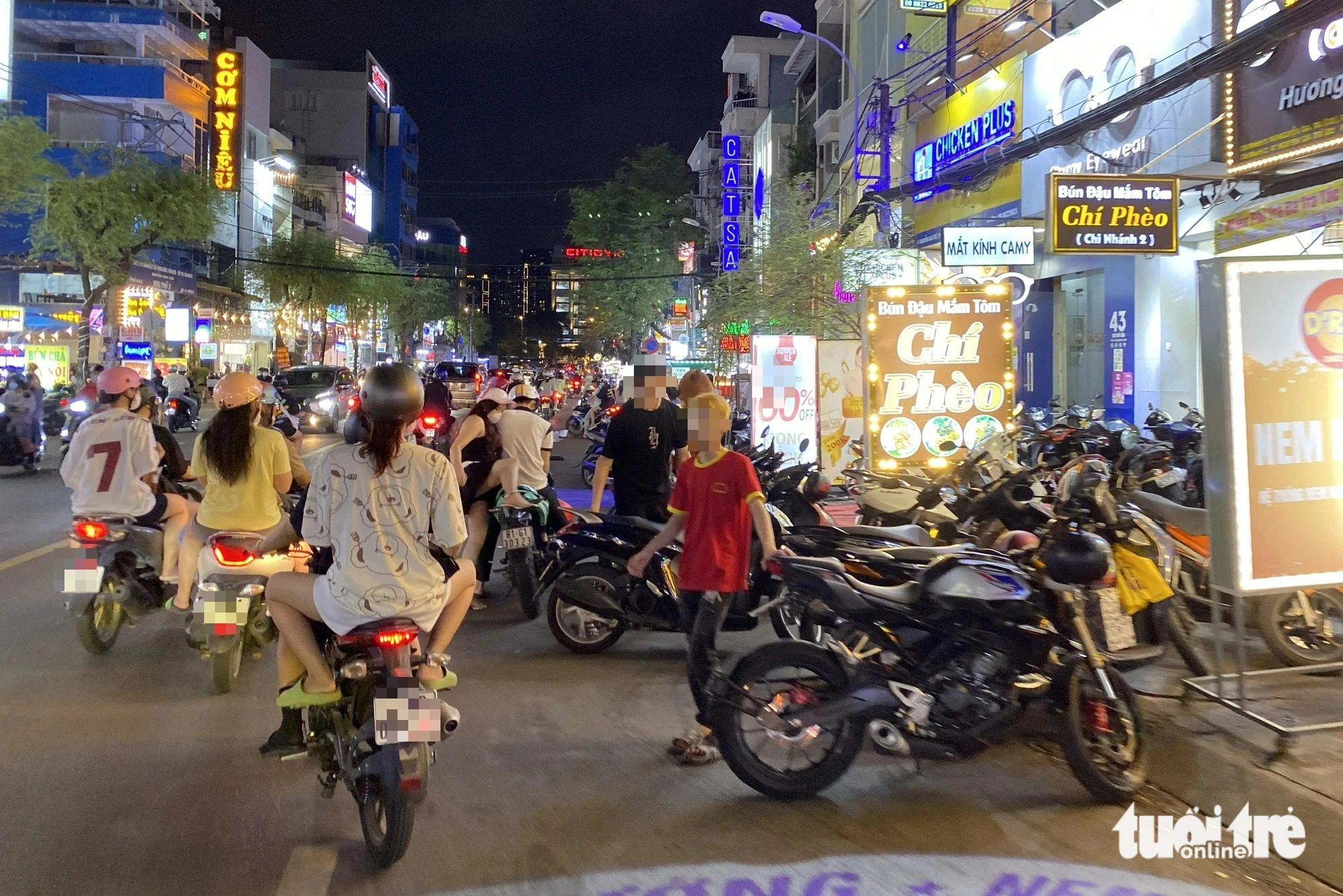Many street vendors flock to the street to entice customers. Photo: Tien Quoc / Tuoi Tre