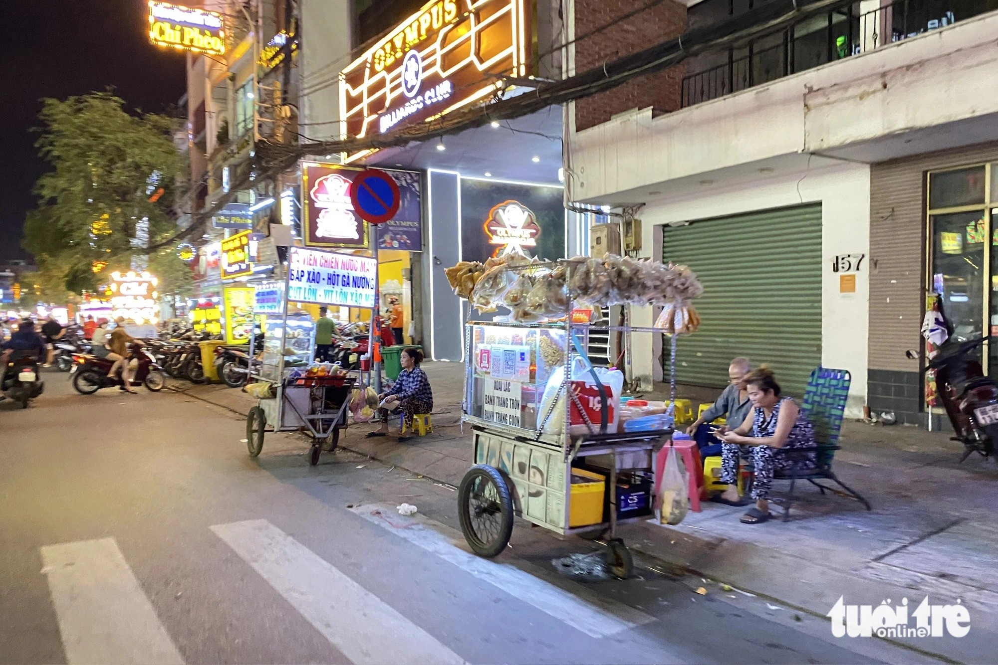 More than 80 food carts, offering a wide selection of snacks and drinks, encroach on the sidewalk and roadbed of Nguyen Gia Tri Street, located in Ward 25, Binh Thanh District, Ho Chi Minh City. Photo: Tien Quoc / Tuoi Tre