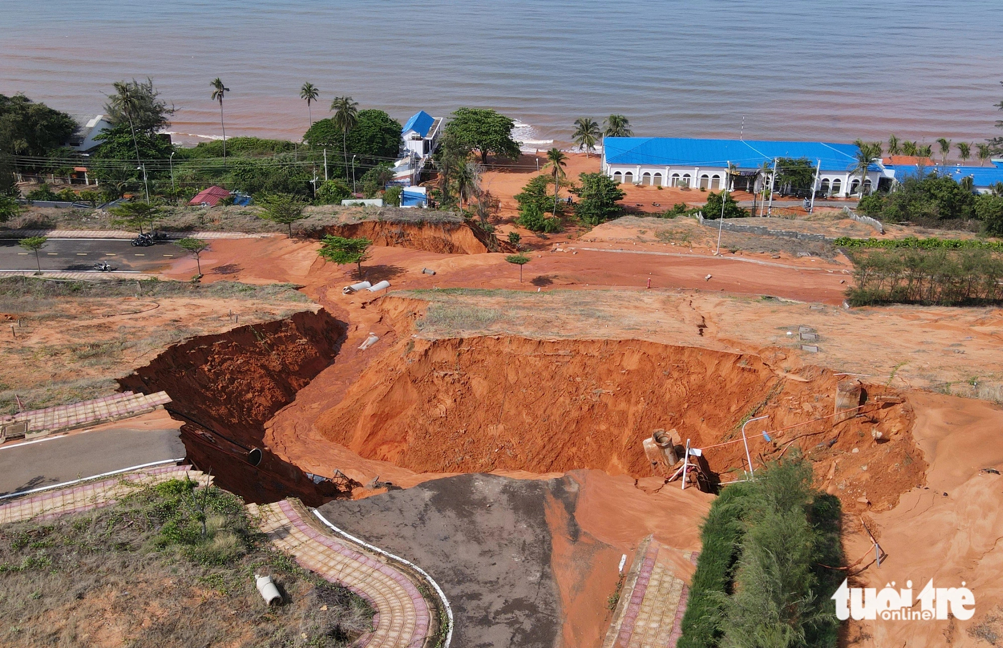 A swathe of a red sand hill is torn off following a heavy downpour on May 21, 2024 in Phan Thiet City, Binh Thuan Province, south-central Vietnam. Photo: Duc Trong / Tuoi Tre