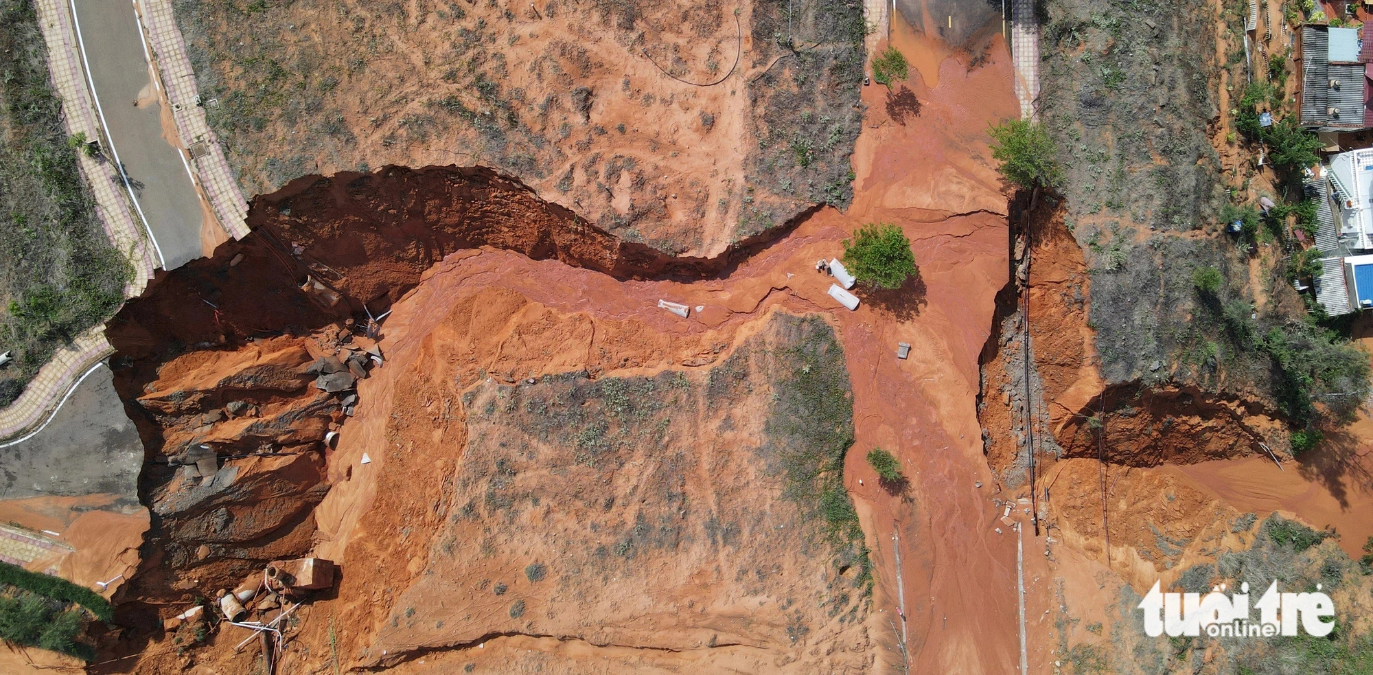 An aerial view of a swathe of red sand pouring down a hill in Phan Thiet City, Binh Thuan Province, south-central Vietnam. Photo: Duc Trong / Tuoi Tre