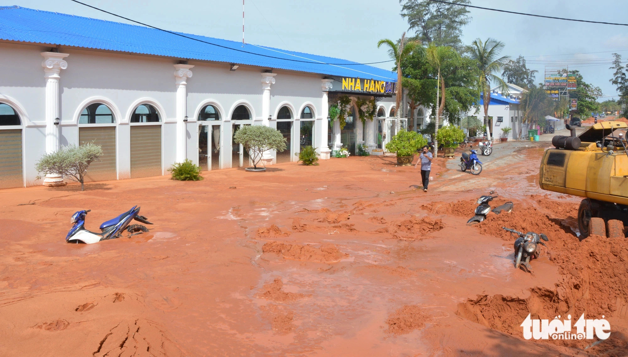 A huge volume of red sand and mud flows into some restaurants in Phan Thiet City, Binh Thuan Province, south-central Vietnam. Photo: Duc Trong / Tuoi Tre