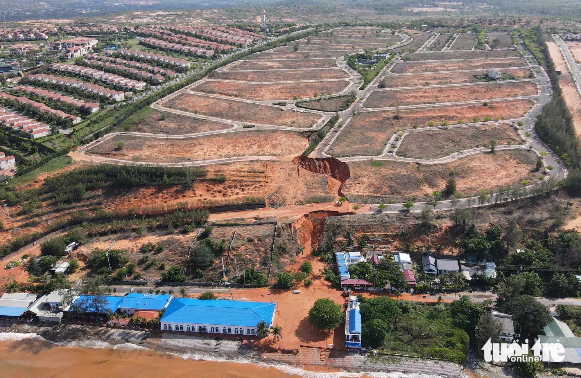 An aerial view of red sand pouring from the Sentosa Mui Ne villa project on a hill to Huynh Thuc Khang Street in Mui Ne Ward, Phan Thiet City, Binh Thuan Province, south-central Vietnam. Photo: Duc Trong / Tuoi Tre