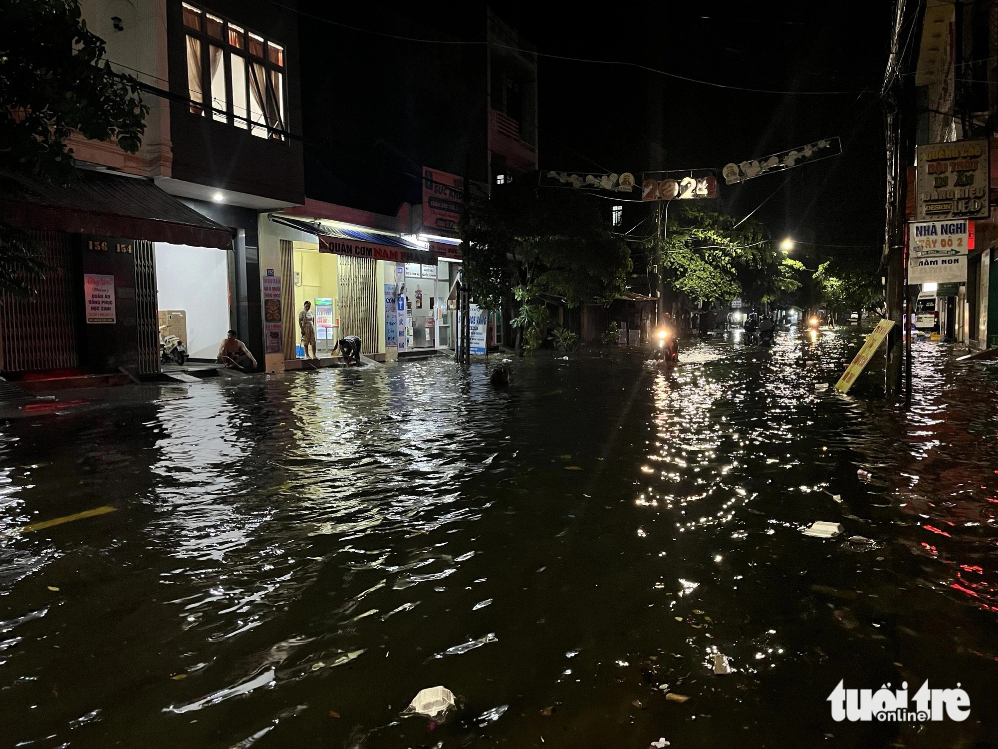 Inundation showed no signs of abating as of 9:00 pm on May 21, 2024 on Le Thanh Phuong Street in Tuy Hoa City under Phu Yen Province, central Vietnam. Photo: Nguyen Hoang / Tuoi Tre