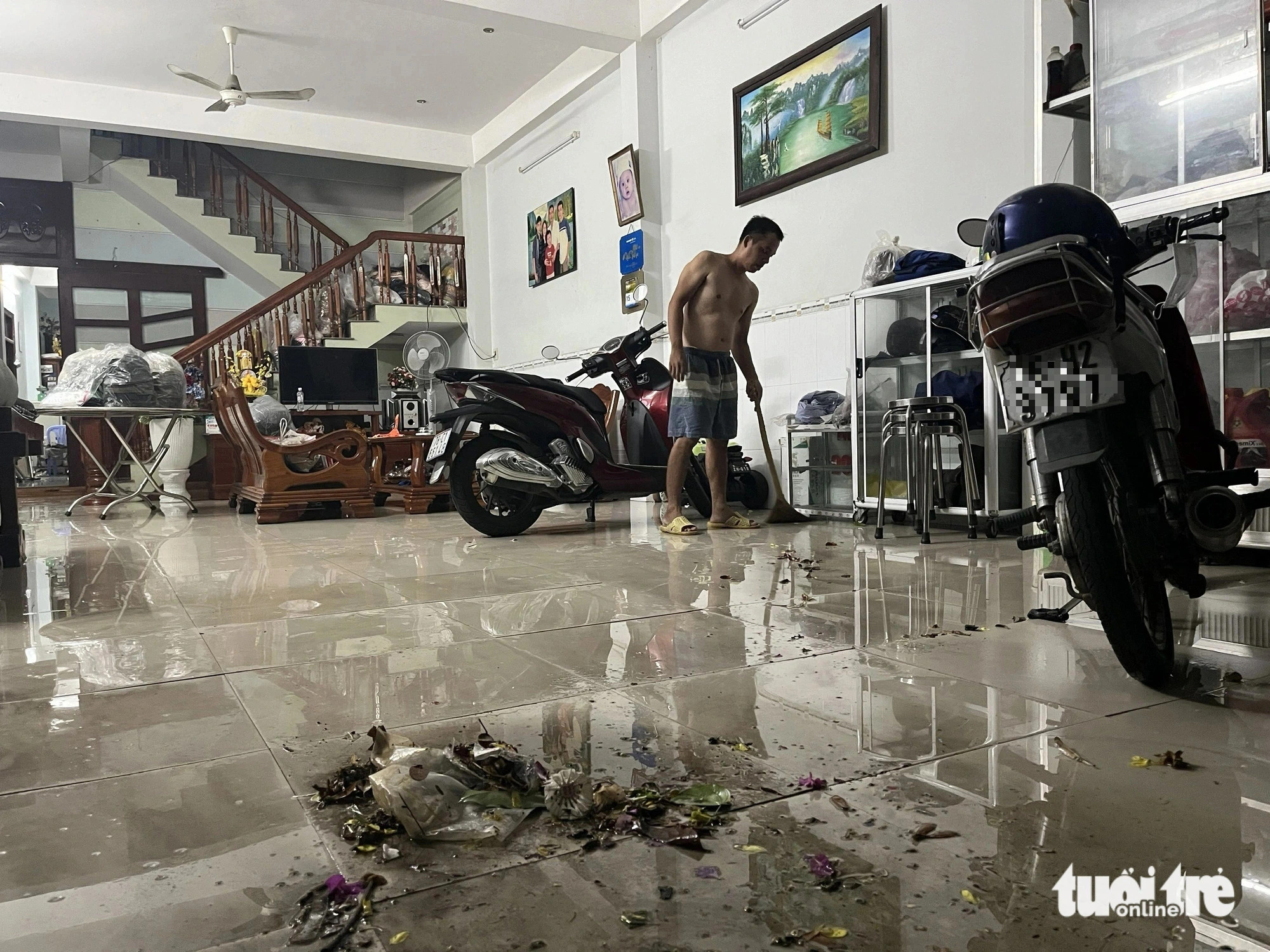 Rainwater and trash flow into a house on Le Thanh Phuong Street in Tuy Hoa City under Phu Yen Province, central Vietnam, May 21, 2024. Photo: Nguyen Hoang / Tuoi Tre