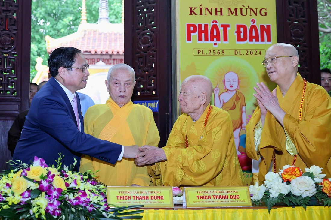 Vietnamese Prime Minister Pham Minh Chinh meets with Buddhist dignitaries at the Buddha’s Birthday anniversary at Quan Su Pagoda in Hanoi on May 22, 2024. Photo: VGP