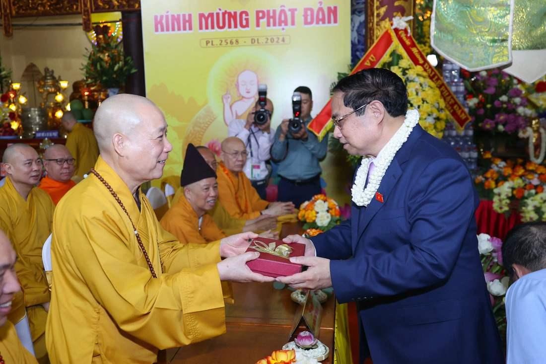 Vietnamese Prime Minister Pham Minh Chinh meets with a member of the Executive Council of the Vietnam Buddhist Sangha at the Buddha’s Birthday anniversary at Quan Su Pagoda in Hanoi on May 22, 2024. Photo: VGP